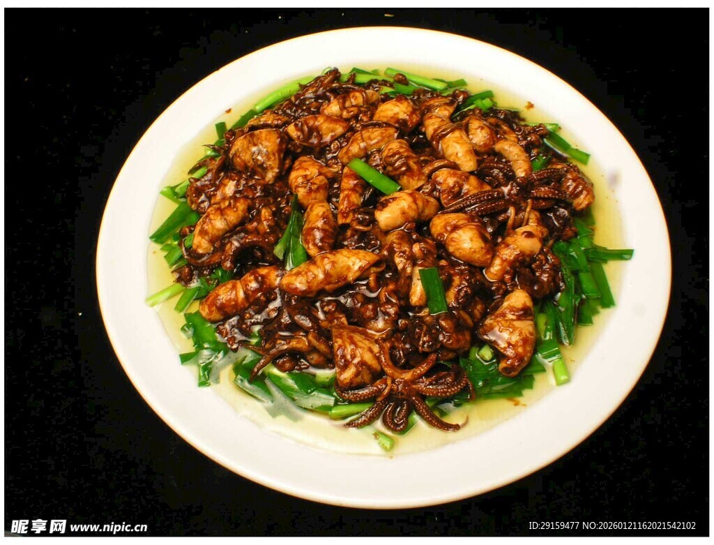 美味鱼香肉丝摆盘中