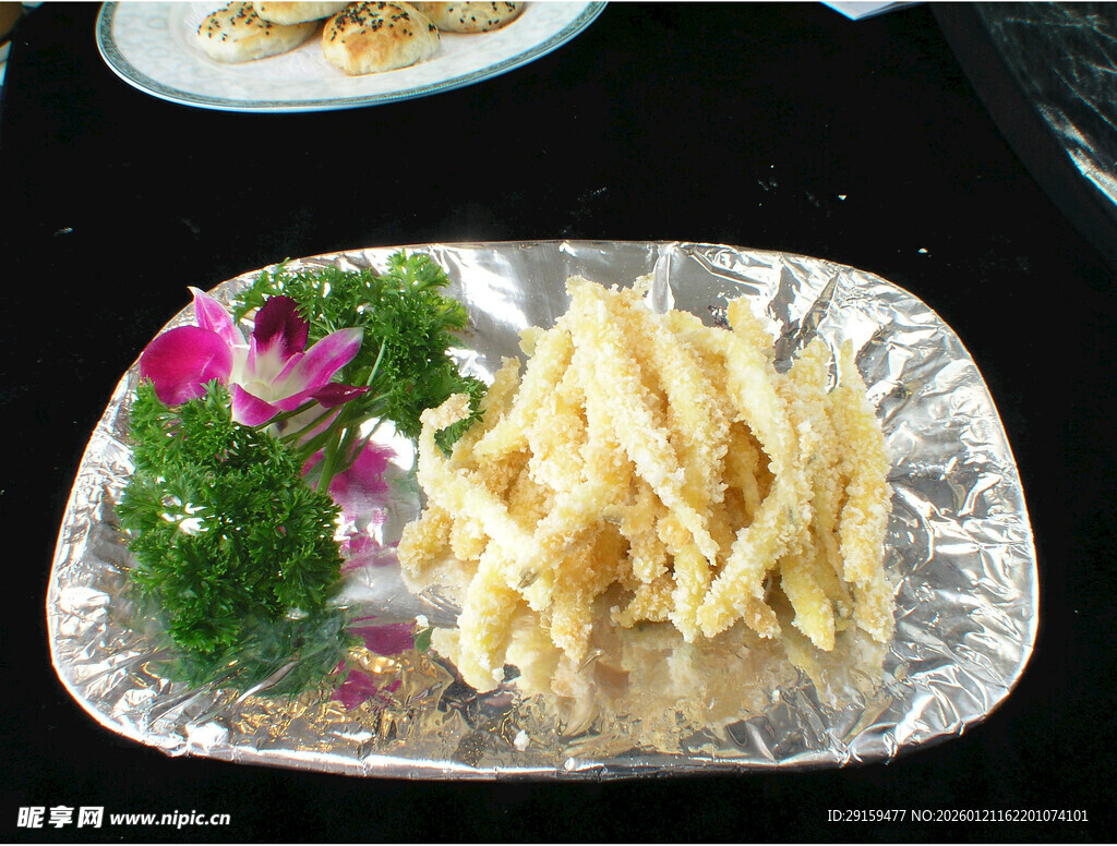 锡纸装的美味炸物拼盘