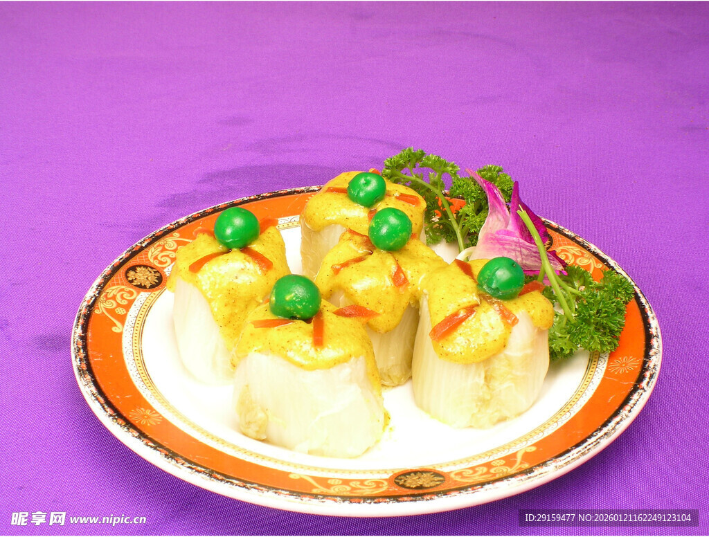 豌豆点缀的精致豆腐美食