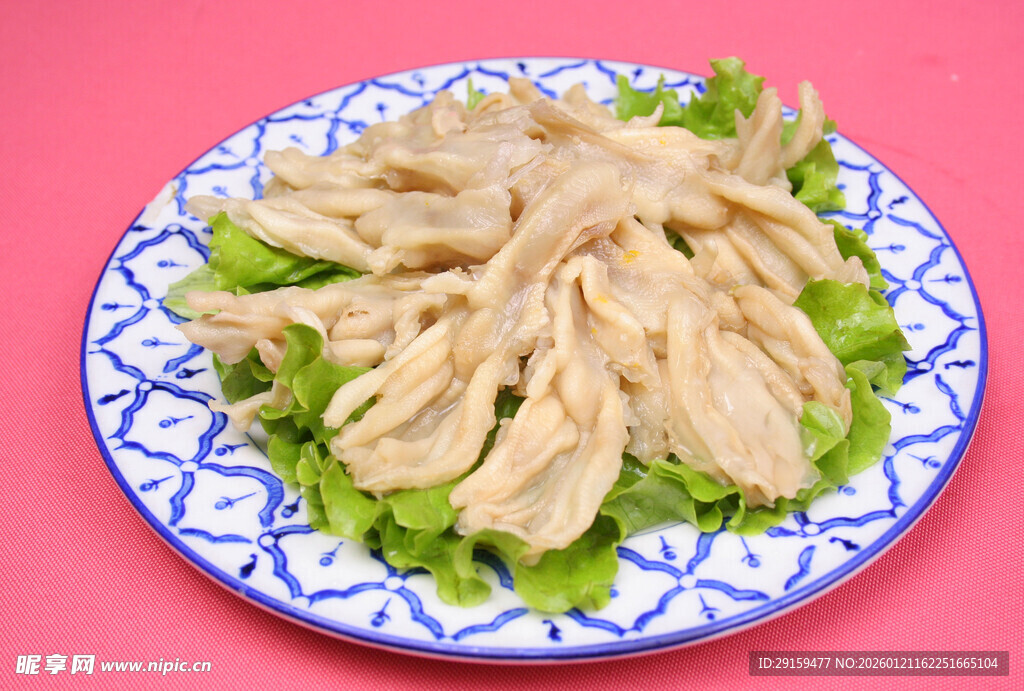 蓝白盘上的鲜嫩无骨凤爪