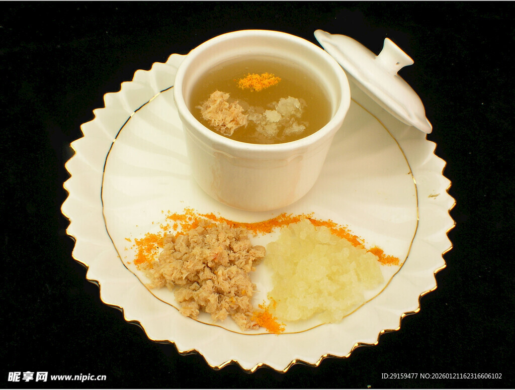 纸杯装汤搭配食物残渣