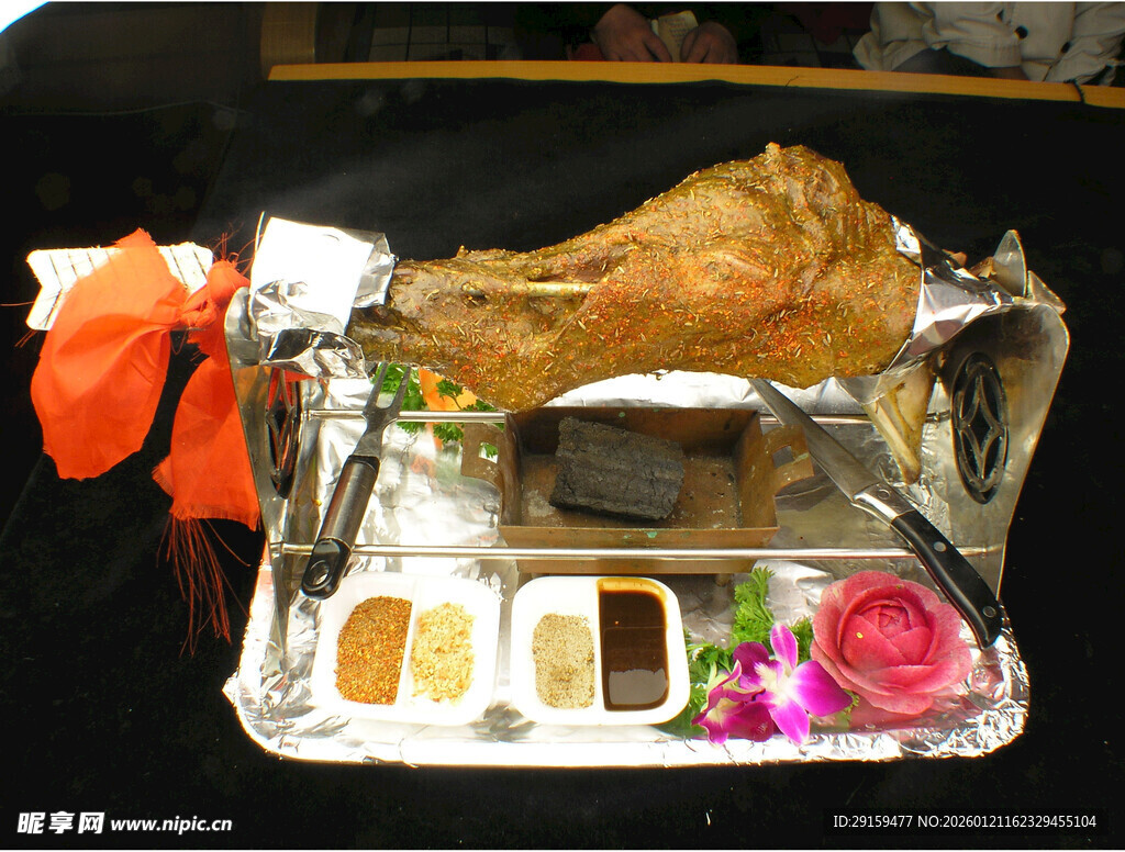 精美摆盘的烤全羊