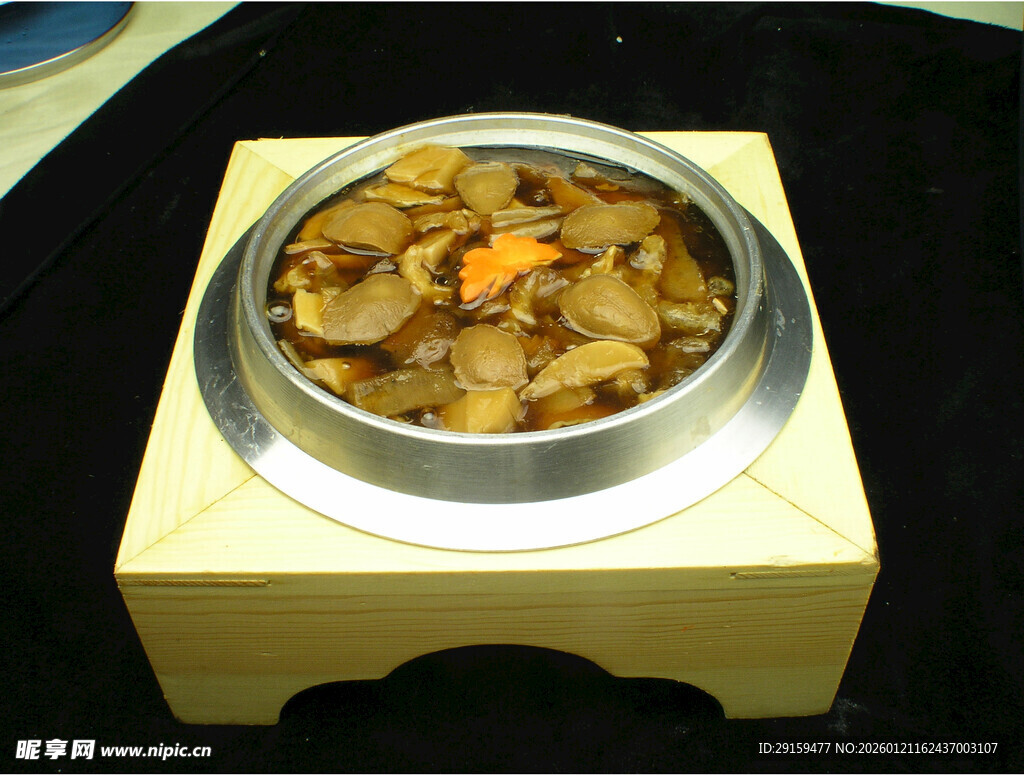 韩式石锅美味蘑菇菜肴