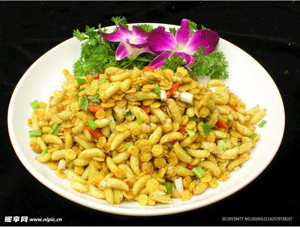 美味蛋炒饭配紫色小花