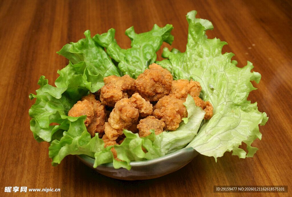 碗装生菜配香酥炸鸡块