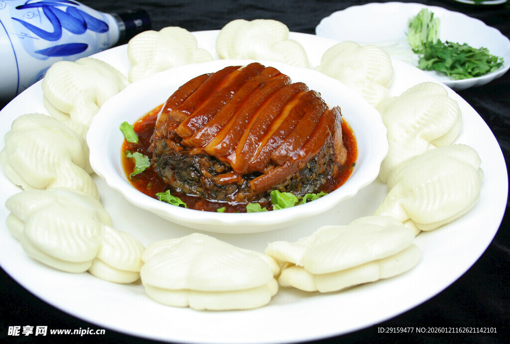 美味东坡肉配精致面食