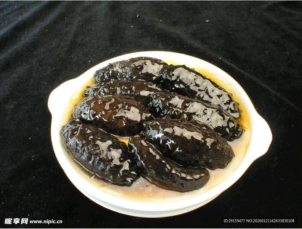 白盘内的美味黑海参