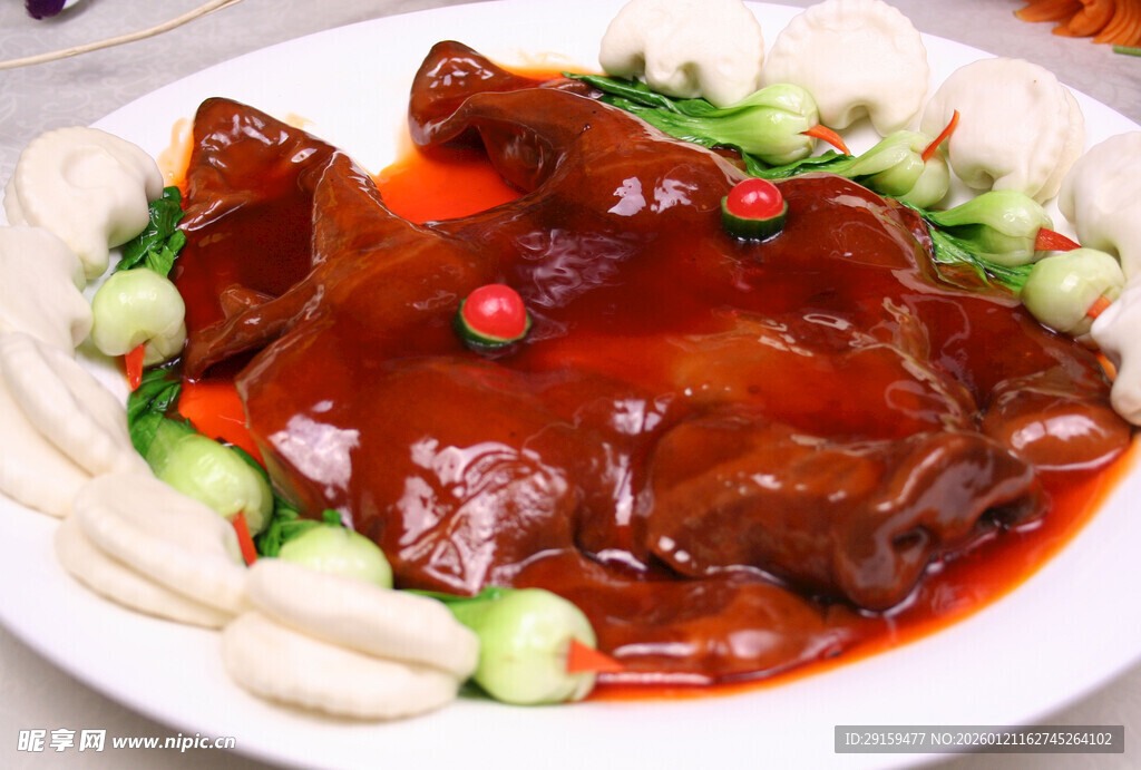 红烧肘子配蔬菜