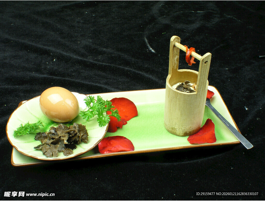 创意餐具搭配精致餐食