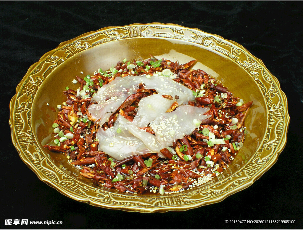 金色盘中的多彩食材