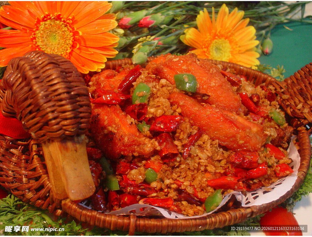 美味辣炒螃蟹摆于篮中