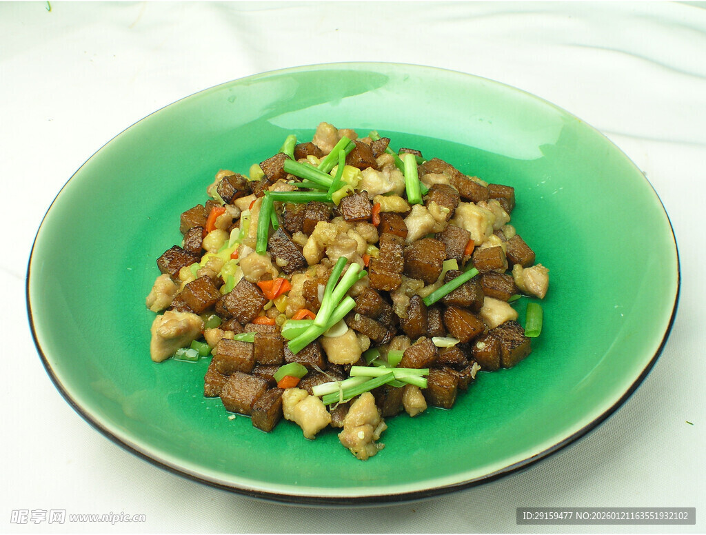 绿色盘中美味的炒杂菜