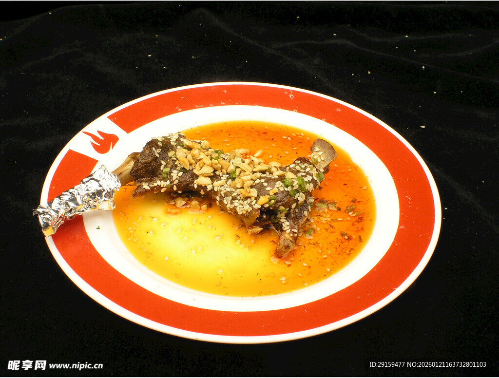 橙盘上的美味特色菜肴