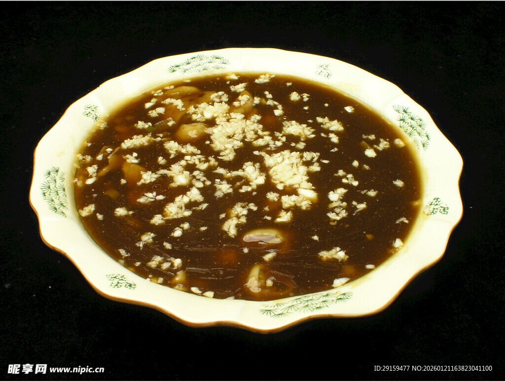 一碗撒有芝麻的特色酱料