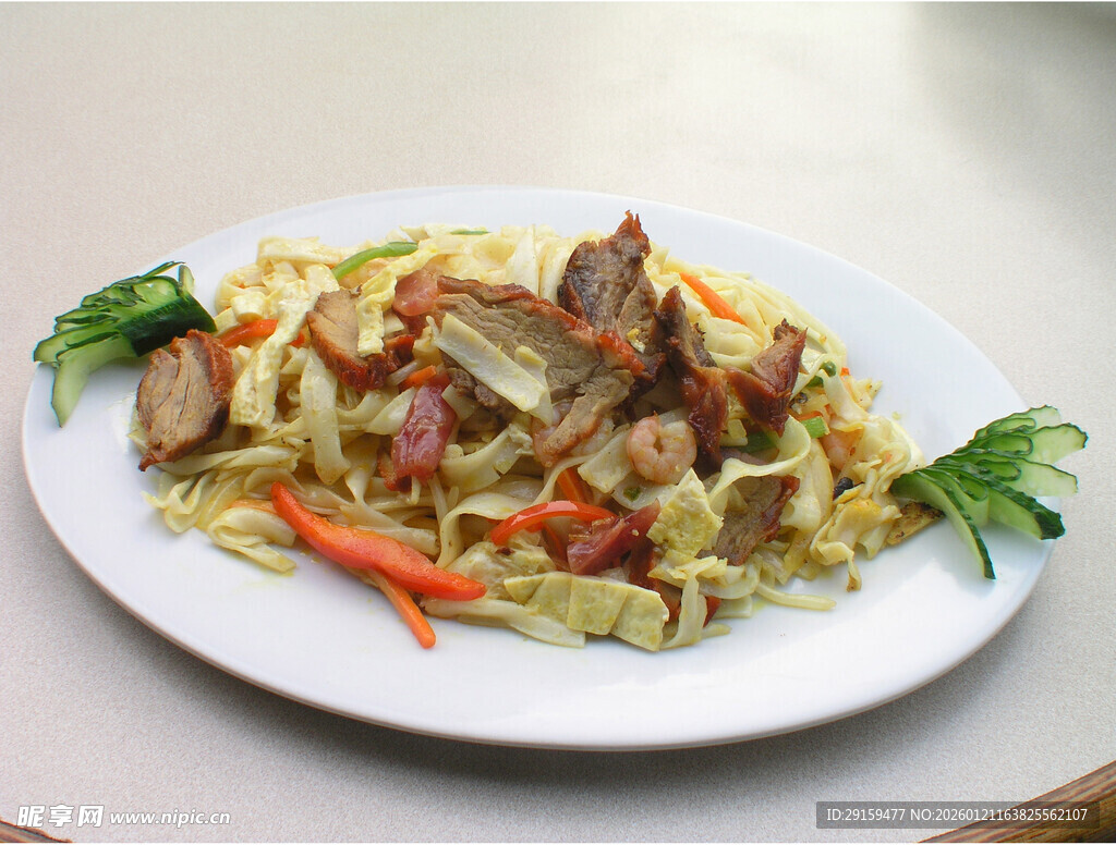 美味炒面配肉块蔬菜