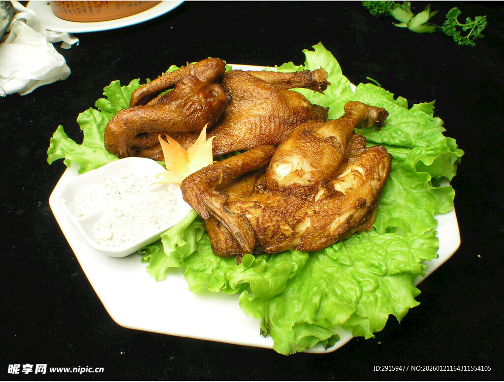 美味卤鸡腿配新鲜生菜