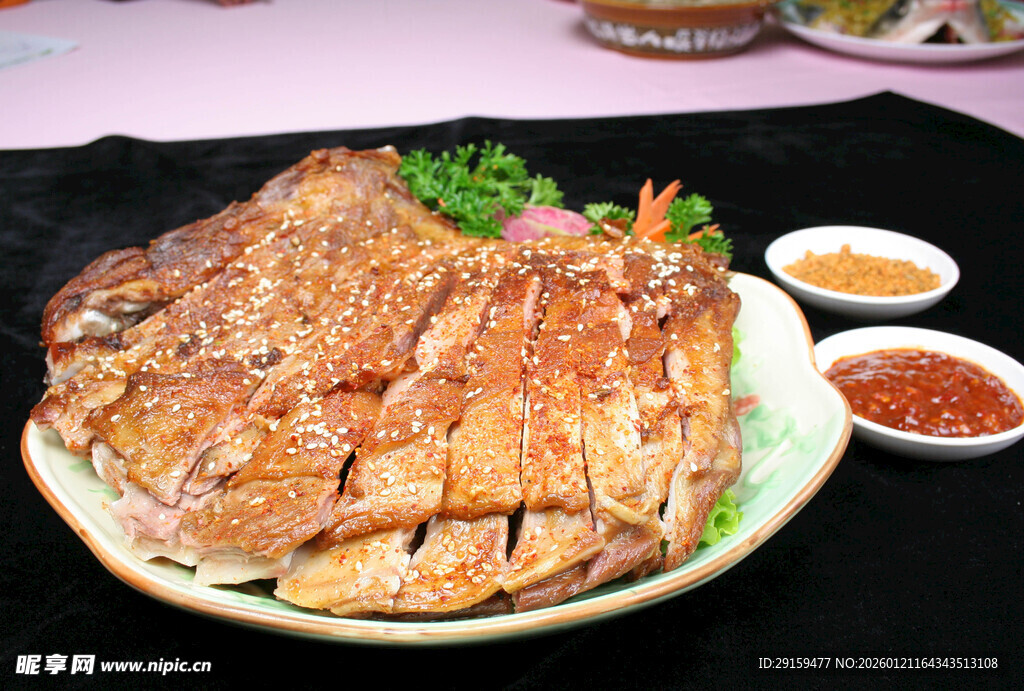美味手撕鸡配特色蘸料