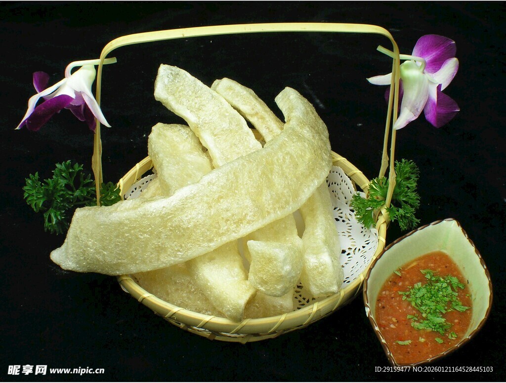 精致竹篮装特色美食