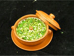 陶锅盛的翠绿蔬菜羹