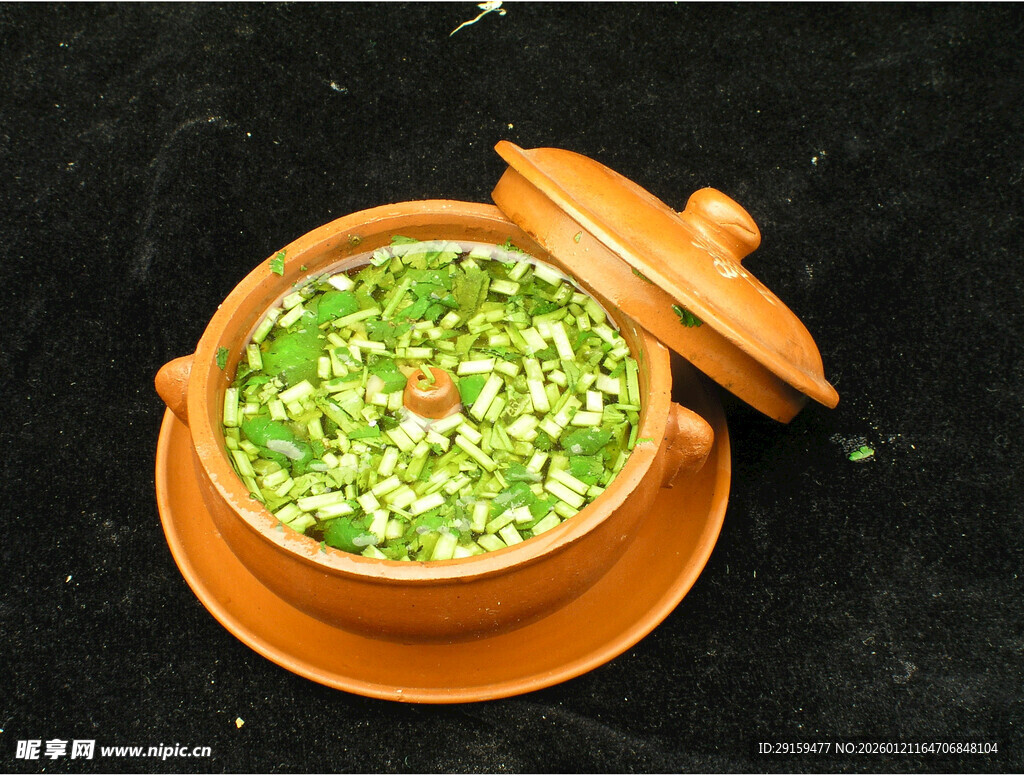 陶锅盛的翠绿蔬菜羹