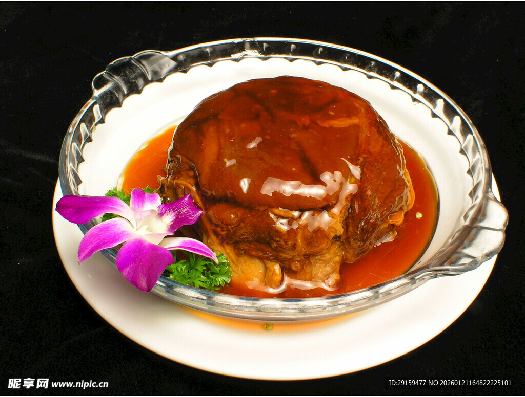 红烧肘子摆于盘饰鲜花