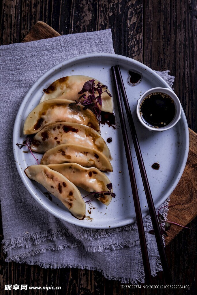 美味煎饺配蘸料