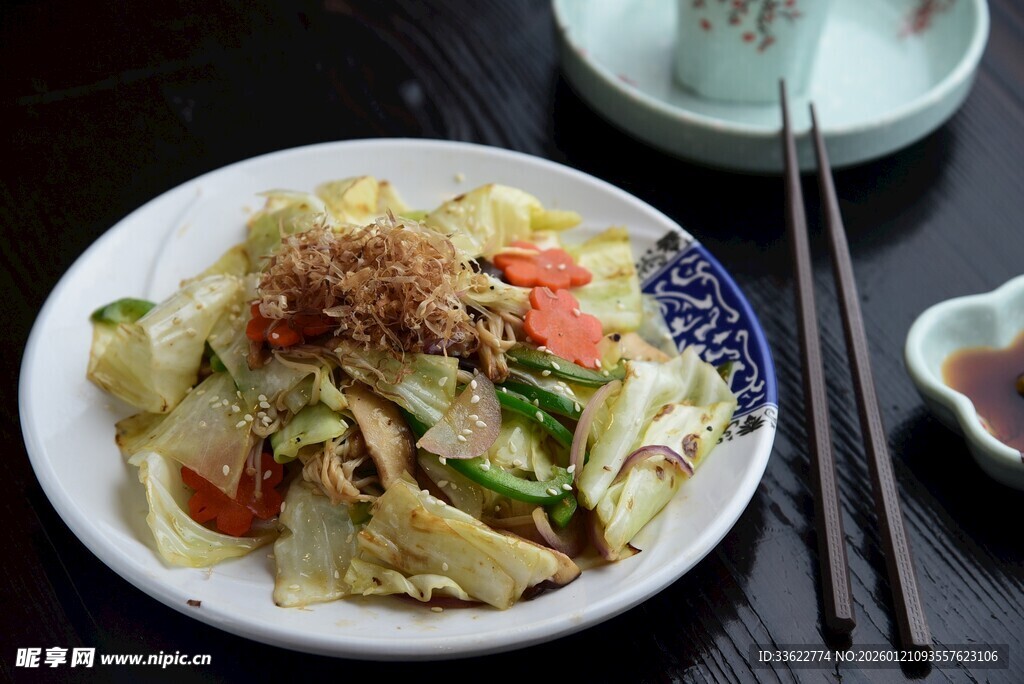 美味炒面摆放在精致盘中