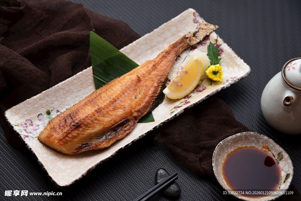 日式烤鳗鱼配柠檬与茶