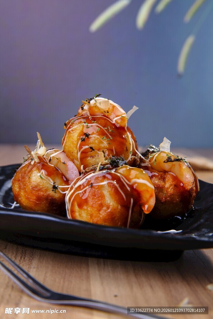 美味烤虾球摆放在黑盘上