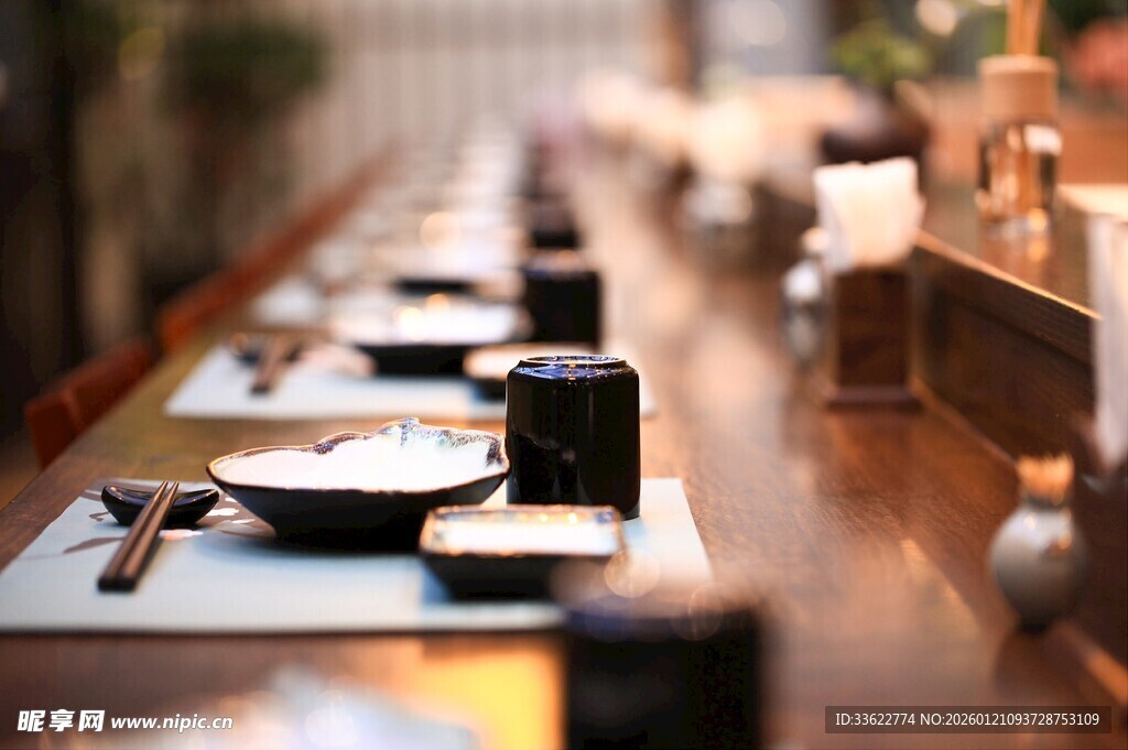 日式居酒屋餐桌餐具布置