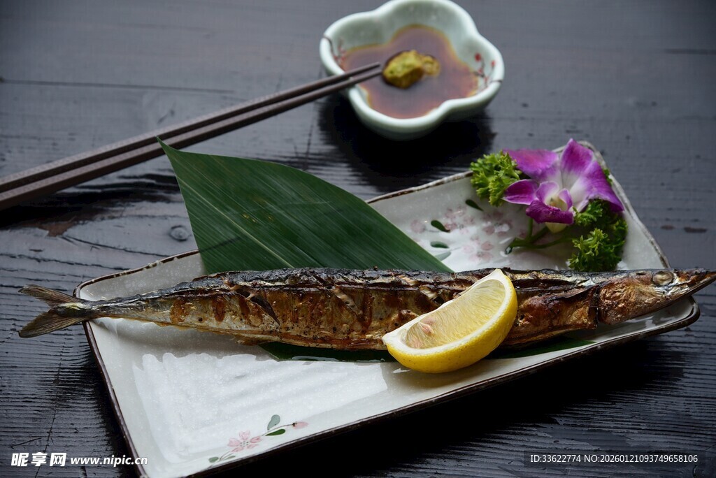 日式烤秋刀鱼摆盘