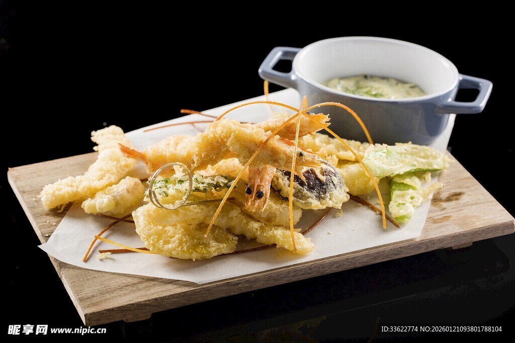 日式天妇罗拼盘配蘸酱