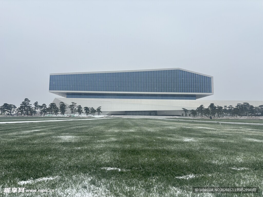 悬浮建筑于开阔草地之上