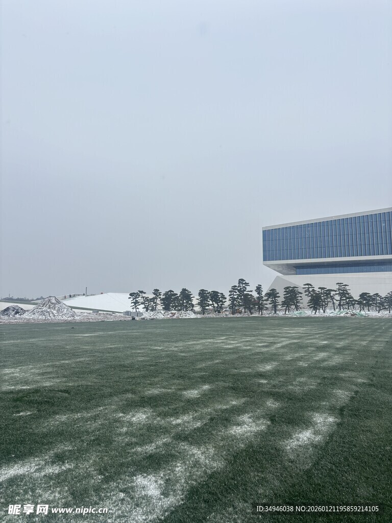 雪地中的工厂与开阔田野
