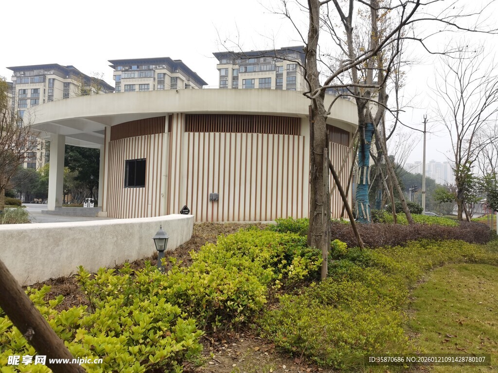 小区旁的别致建筑设施