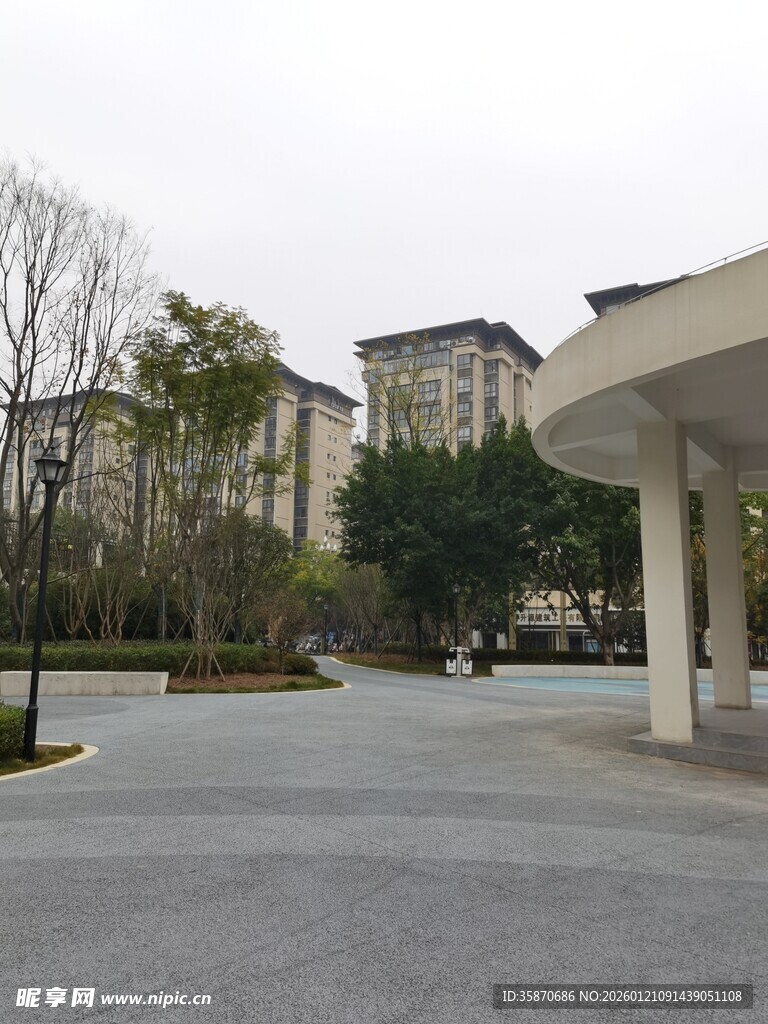 校园开阔道路及建筑景观