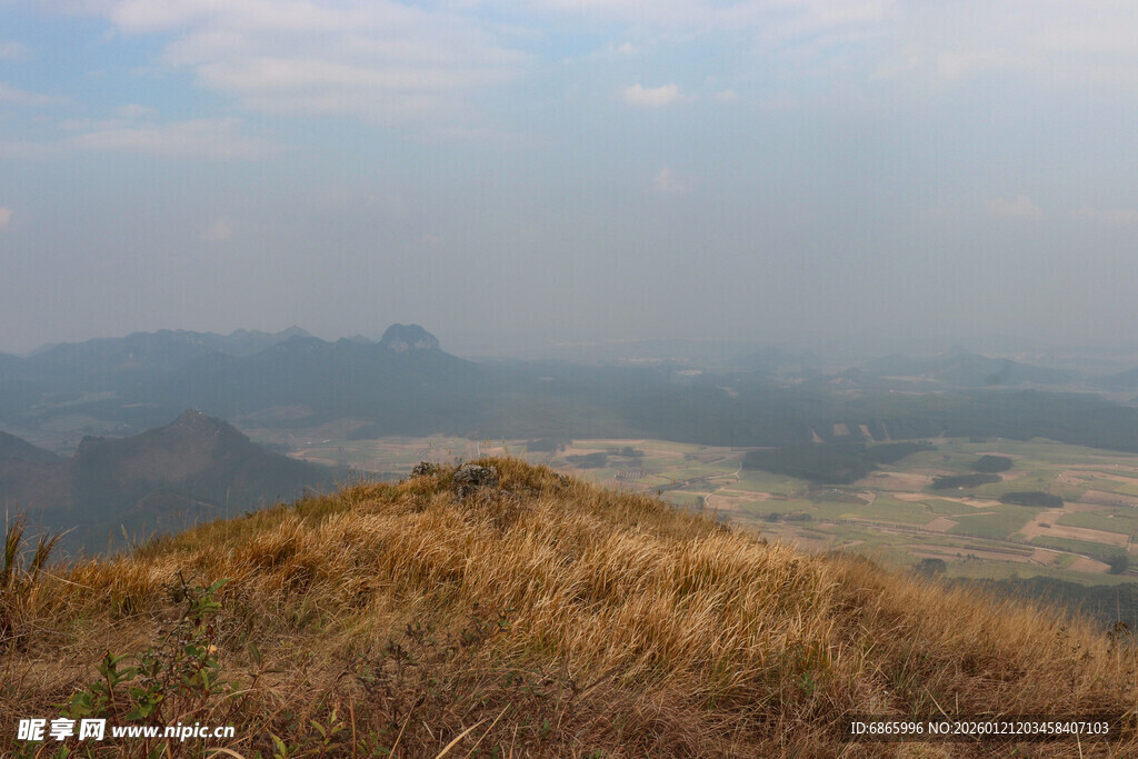 山顶远眺广袤田野风光
