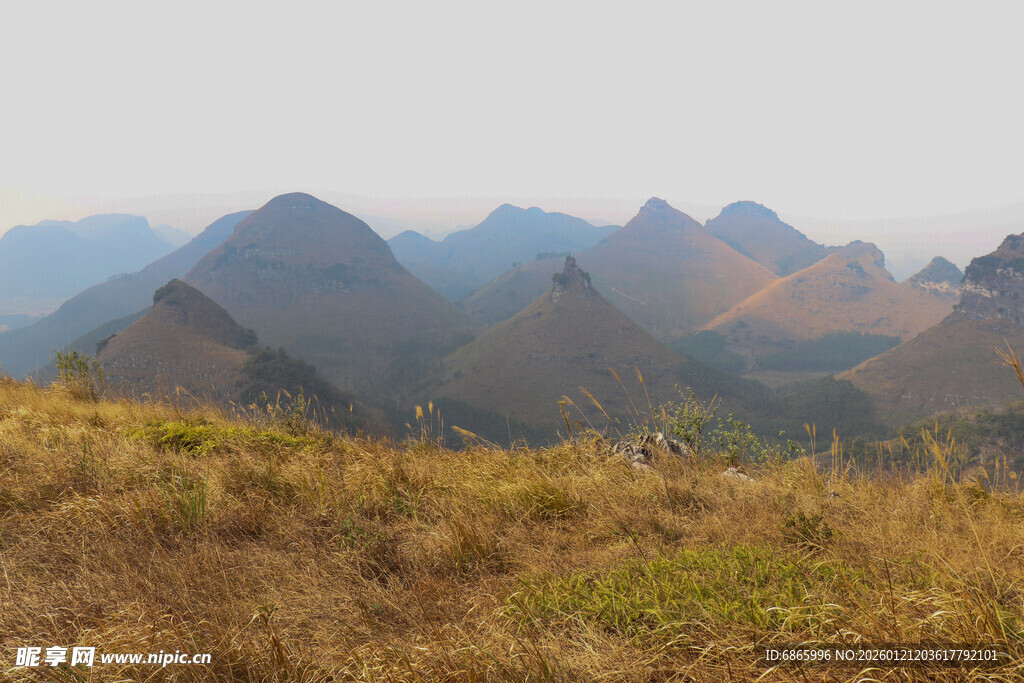 山间美景草茂峰峻
