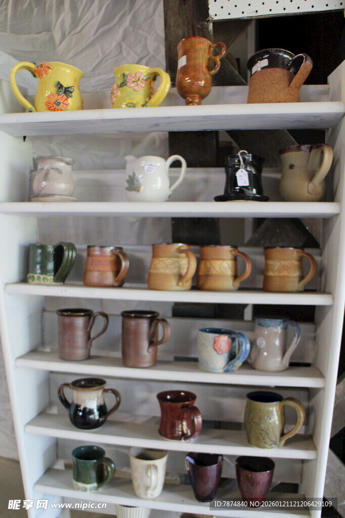 摆满杯子的白色置物架