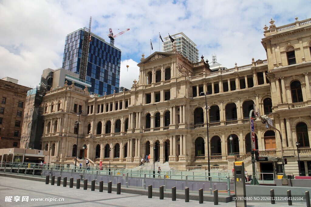 古典建筑与现代高楼相映