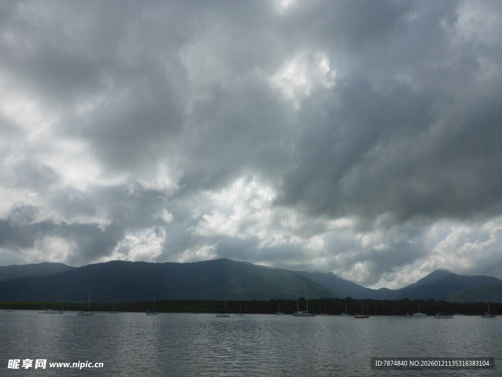 乌云笼罩下的山水景致