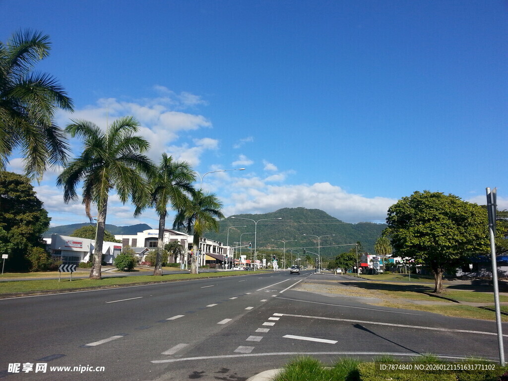 热带风光中的宽阔道路