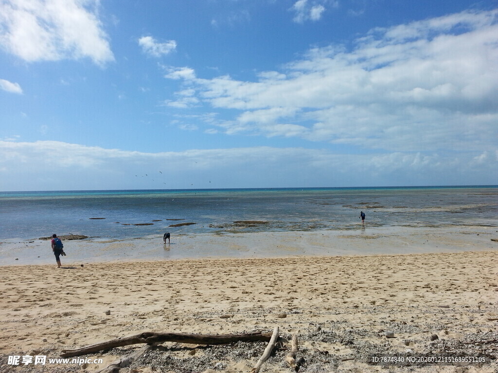 美丽海滩上的悠闲景象