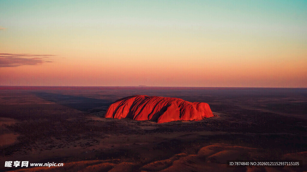 夕阳下的乌鲁鲁巨石