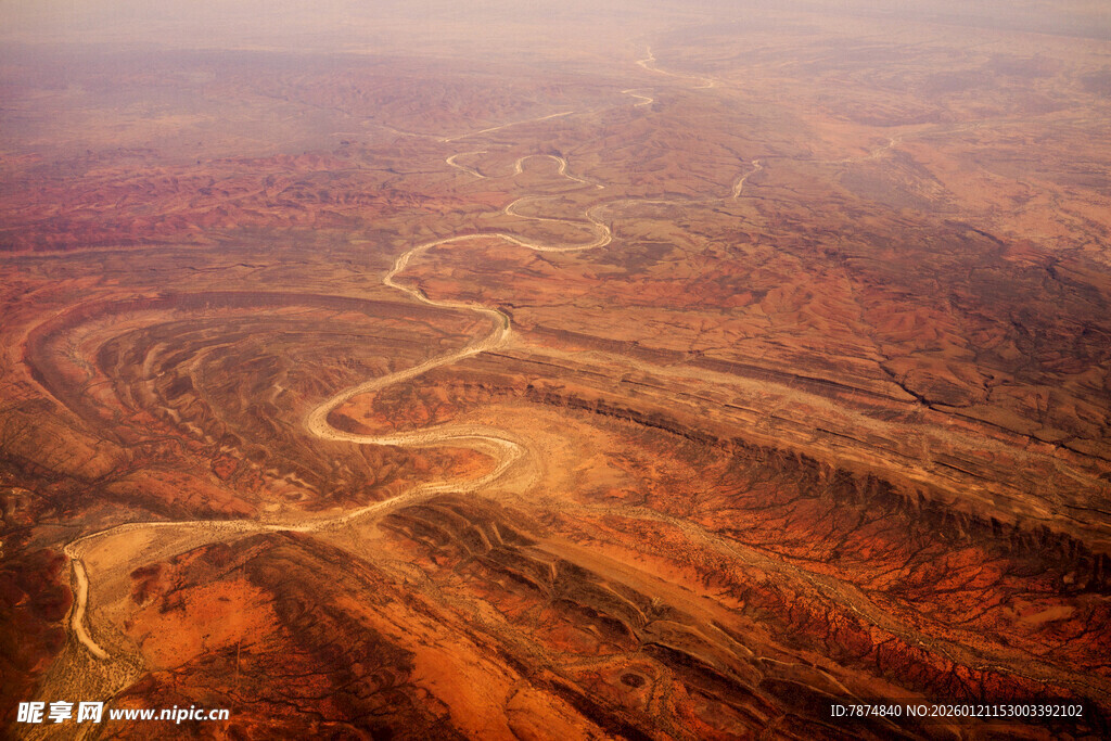 沙漠蜿蜒公路壮丽景观