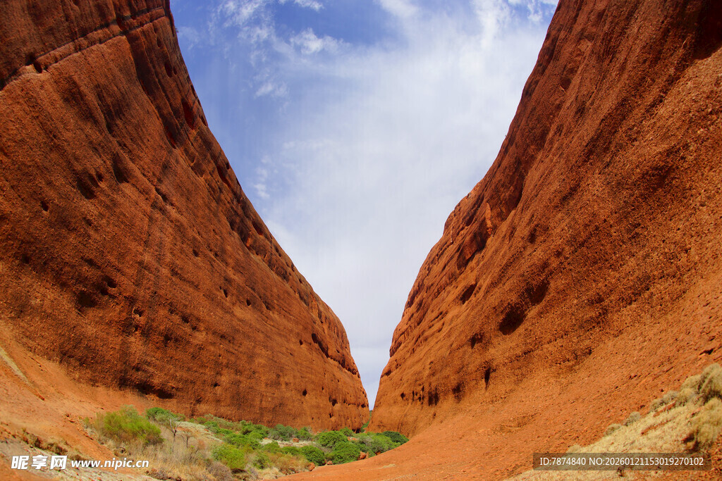 峡谷风光 赤红岩壁与蓝天