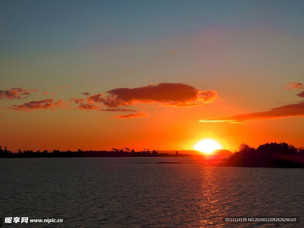 夕阳下的海滨美景