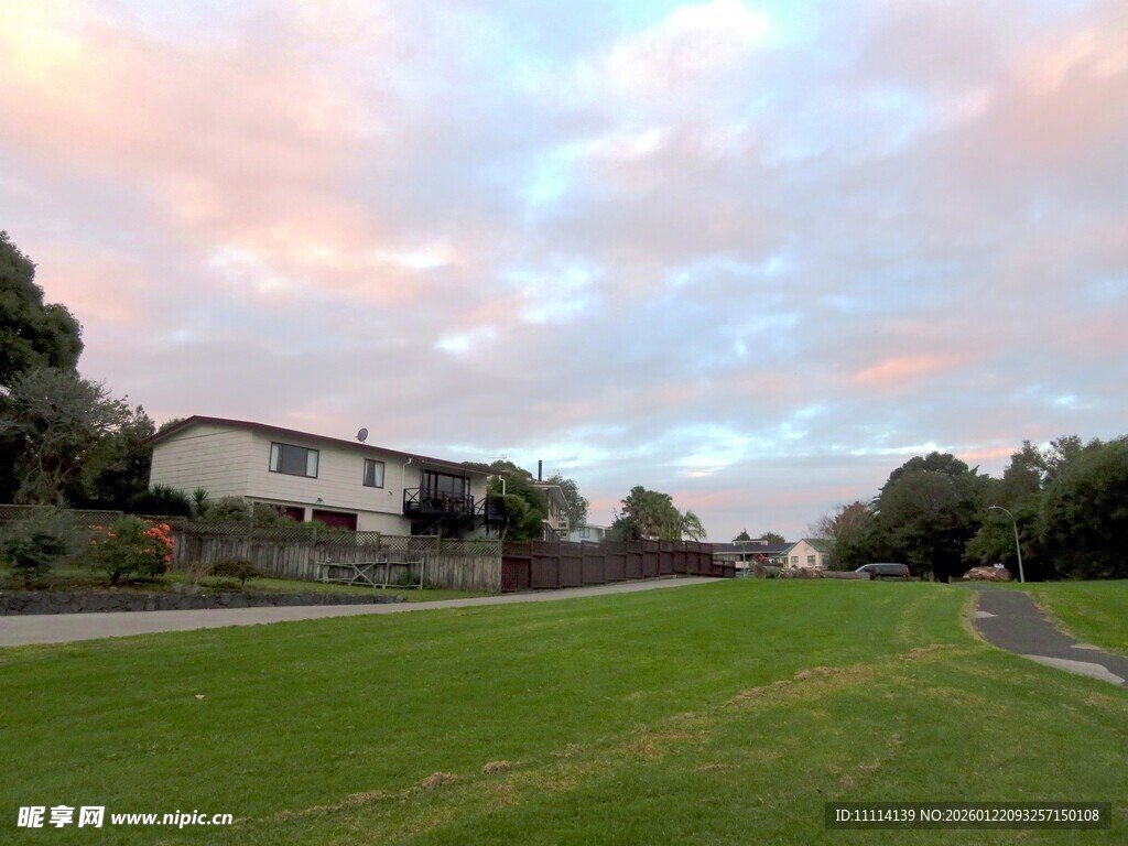 黄昏下的小镇风景