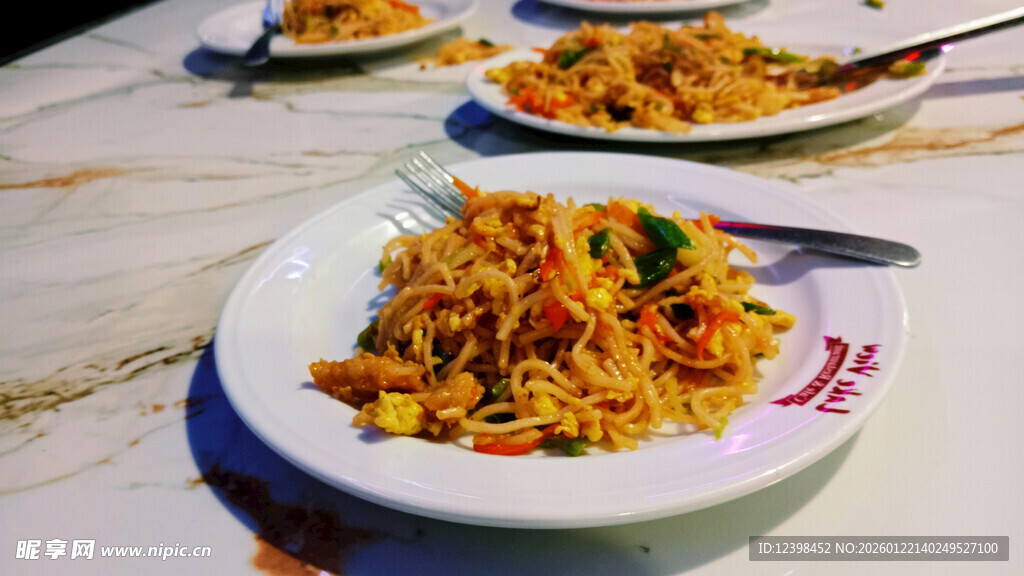 美味炒面摆放在白色盘中