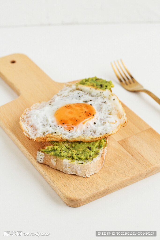 牛油果鸡蛋三明治美食图